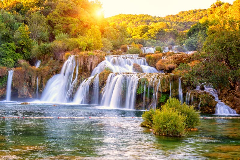 Paisaje de la naturaleza que sorprende, buk famoso en la salida del sol, Croacia, fondo al aire libre de Skradinski de la cascada Paisaje de la naturaleza que sorprende, buk famoso en la salida del sol, Croacia, fondo al aire libre de Skradinski de la cascada