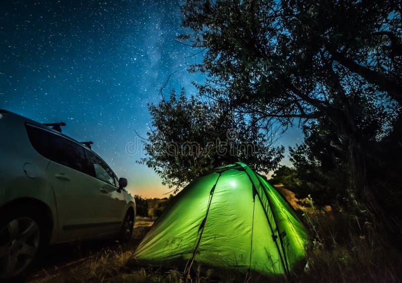 Paisaje de la noche con la tienda y el coche imagen de archivo libre de regalías Paisaje de la noche con la tienda y el coche imagen de archivo libre de regalías