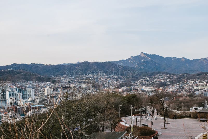 paisaje de la opinión de la colina en la Corea del Sur durante invierno foto de archivo libre de regalías paisaje de la opinión de la colina en la Corea del Sur durante invierno foto de archivo libre de regalías