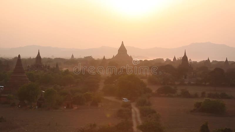 Paisaje de la pagoda en el llano de Bagan