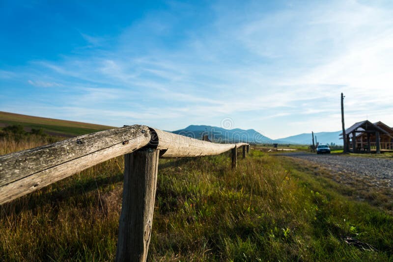 Paisaje de la puesta del sol, cielo azul perfecto con las nubes blancas, camino rural fotografía de archivo