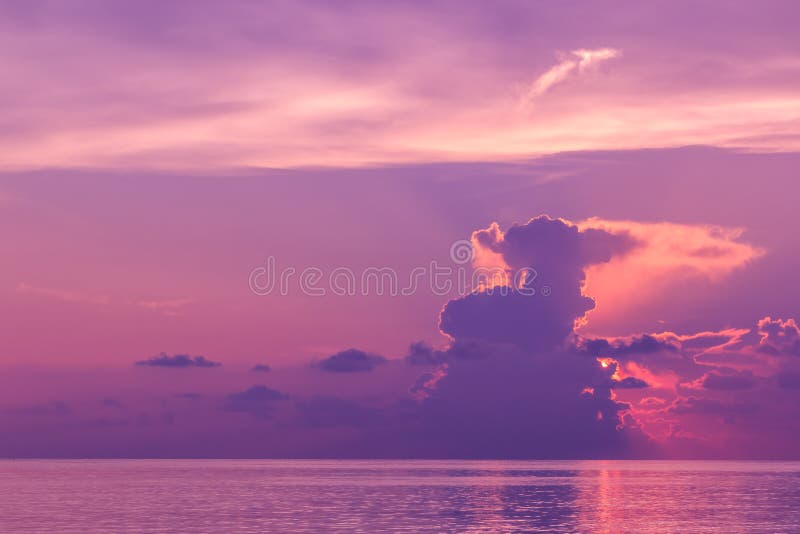 Paisaje de la puesta del sol con el cielo dramático en fondo y el mar fotos de archivo libres de regalías Paisaje de la puesta del sol con el cielo dramático en fondo y el mar fotos de archivo libres de regalías