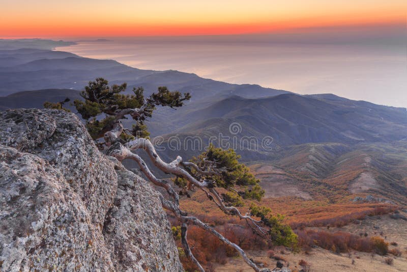 Paisaje de la puesta del sol en una alta montaña que pasa por alto el mar foto de archivo Paisaje de la puesta del sol en una alta montaña que pasa por alto el mar foto de archivo