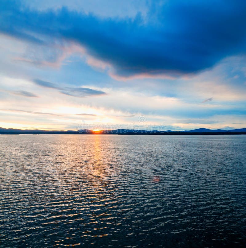 Paisaje de la puesta del sol del mar E Escena soleada del agua del verano en tonos coloridos imágenes de archivo libres de regalías Paisaje de la puesta del sol del mar E Escena soleada del agua del verano en tonos coloridos imágenes de archivo libres de regalías