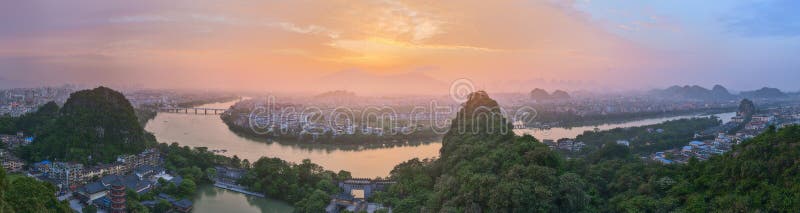 Paisaje de las montañas de Guilin, de Li River y del karst Localizado cerca del condado de Yangshuo, provincia de Guangxi, China fotografía de archivo libre de regalías Paisaje de las montañas de Guilin, de Li River y del karst Localizado cerca del condado de Yangshuo, provincia de Guangxi, China fotografía de archivo libre de regalías