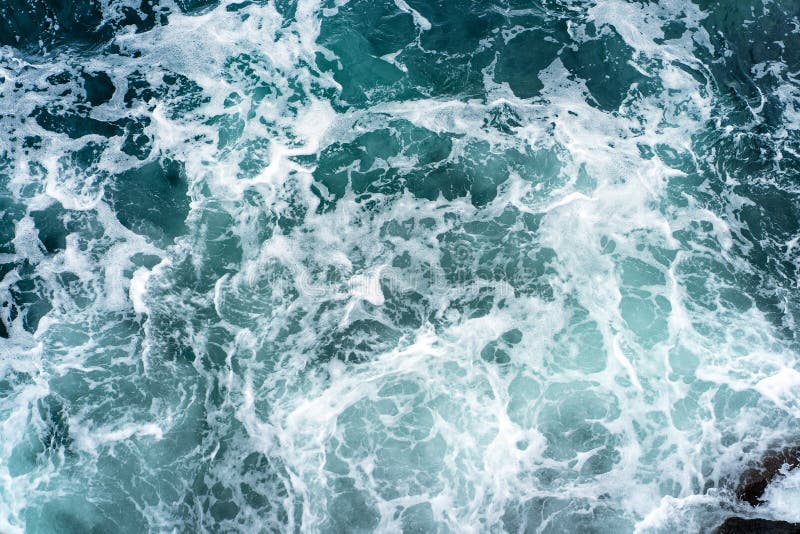 Paisaje de las ondas y de la espuma del mar que se rompen en rocas imágenes de archivo libres de regalías Paisaje de las ondas y de la espuma del mar que se rompen en rocas imágenes de archivo libres de regalías