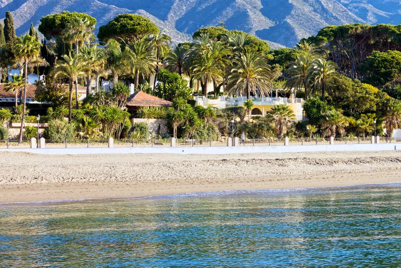 Paisaje de las vacaciones de verano de la playa de Marbella imagenes de archivo Paisaje de las vacaciones de verano de la playa de Marbella imagenes de archivo