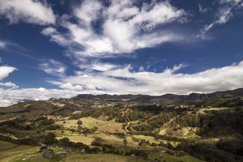 Paisaje de montañas con un cielo azul fotos de archivo libres de regalías Paisaje de montañas con un cielo azul fotos de archivo libres de regalías
