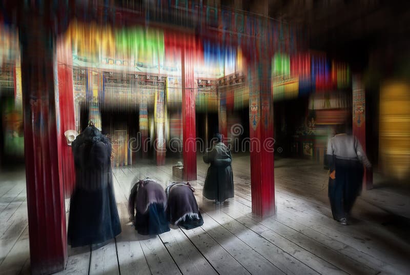 Paisaje de mudanza de la falta de definición de peregrinos budistas tibetanos imagen de archivo Paisaje de mudanza de la falta de definición de peregrinos budistas tibetanos imagen de archivo