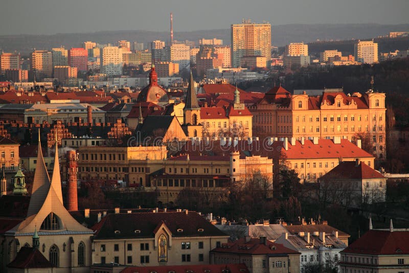 Paisaje de Praga en puesta del sol imagen de archivo libre de regalías Paisaje de Praga en puesta del sol imagen de archivo libre de regalías