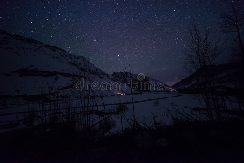 Paisaje de Spiti en la noche - spiti del invierno en Himalaya fotografía de archivo Paisaje de Spiti en la noche - spiti del invierno en Himalaya fotografía de archivo