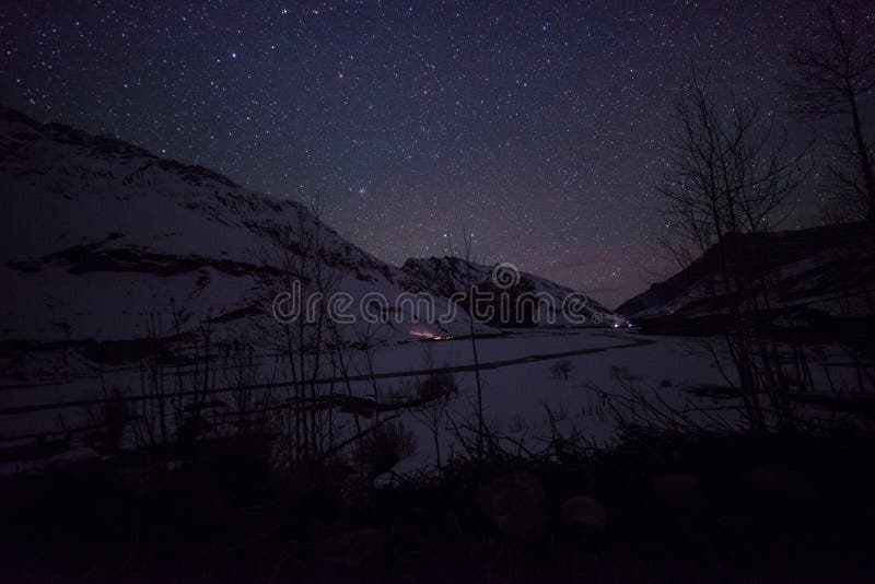 Paisaje de Spiti en la noche - spiti del invierno en Himalaya imagen de archivo Paisaje de Spiti en la noche - spiti del invierno en Himalaya imagen de archivo