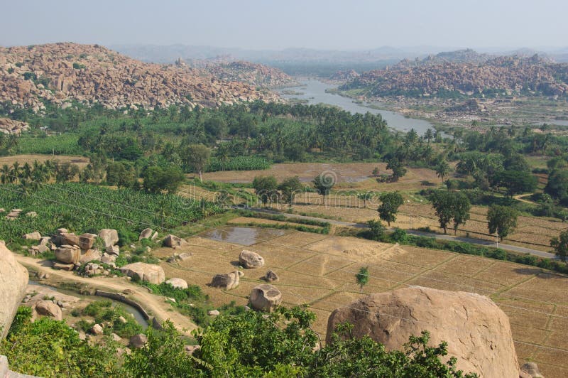 Paisaje de un River Valley en Hampi, Karnataka, la India imagenes de archivo Paisaje de un River Valley en Hampi, Karnataka, la India imagenes de archivo