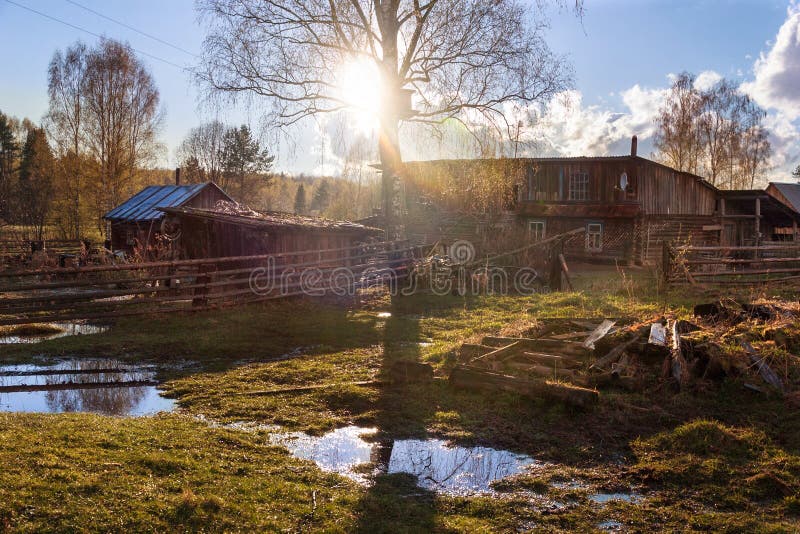 Paisaje del campo de la primavera Rayos y charcos de Sun en el pueblo imagen de archivo libre de regalías Paisaje del campo de la primavera Rayos y charcos de Sun en el pueblo imagen de archivo libre de regalías