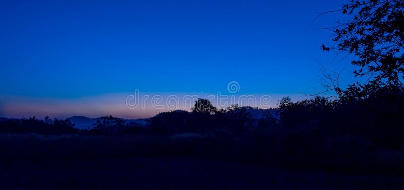 Paisaje del campo de Twillight de la estrella y de la luna fotografía de archivo libre de regalías Paisaje del campo de Twillight de la estrella y de la luna fotografía de archivo libre de regalías