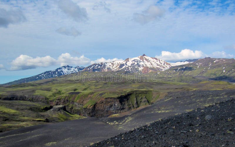Paisaje del desierto negro volcánico de la arena de Maelifellsandur con el glaciar y el cielo azul, verano de Tindafjallajokull e imagen de archivo libre de regalías Paisaje del desierto negro volcánico de la arena de Maelifellsandur con el glaciar y el cielo azul, verano de Tindafjallajokull e imagen de archivo libre de regalías