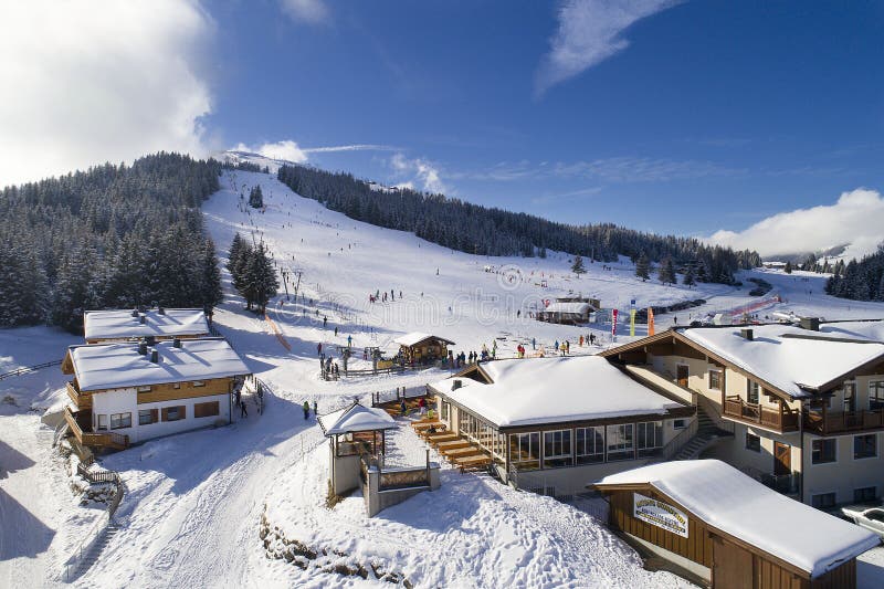 Paisaje del invierno, bosque y pequeño pueblo en montaña foto de archivo libre de regalías Paisaje del invierno, bosque y pequeño pueblo en montaña foto de archivo libre de regalías
