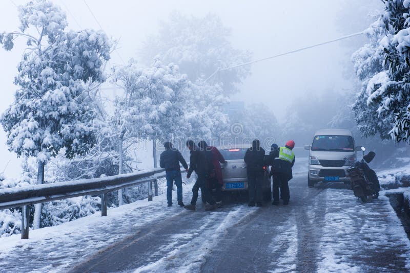 Paisaje del invierno: Coche del resbalón de la pista foto de archivo libre de regalías Paisaje del invierno: Coche del resbalón de la pista foto de archivo libre de regalías