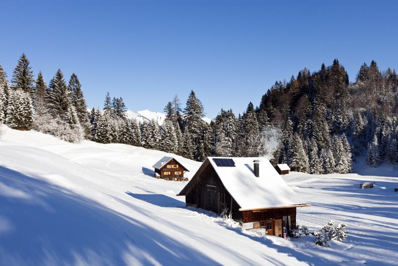 Paisaje del invierno con la cabina de registro imagen de archivo Paisaje del invierno con la cabina de registro imagen de archivo
