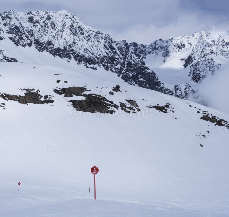 Paisaje del invierno con la muestra roja vacía del piste, cuestas de montaña nevadas, día soleado de la primavera en la estación imagen de archivo libre de regalías Paisaje del invierno con la muestra roja vacía del piste, cuestas de montaña nevadas, día soleado de la primavera en la estación imagen de archivo libre de regalías