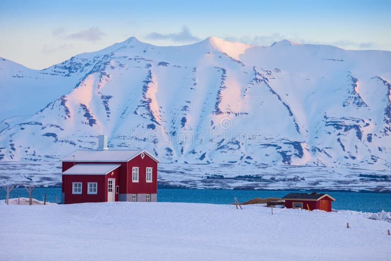 Paisaje del invierno de Islandia con la casa viva solitaria colocada del fiordo en el amanecer cerca de Akureyri, Islandia septen imagen de archivo Paisaje del invierno de Islandia con la casa viva solitaria colocada del fiordo en el amanecer cerca de Akureyri, Islandia septen imagen de archivo