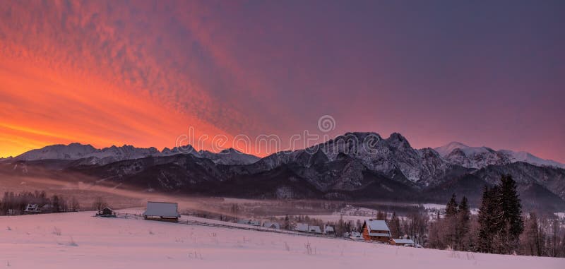 Paisaje del invierno de las montañas de Polonia Tatra y del pico de Giewont Top polaco famoso de Ski Resort Zakopane From The de imagen de archivo Paisaje del invierno de las montañas de Polonia Tatra y del pico de Giewont Top polaco famoso de Ski Resort Zakopane From The de imagen de archivo