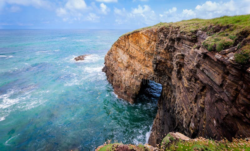Paisaje del mar, cielo azul del acantilado con las nubes fotos de archivo Paisaje del mar, cielo azul del acantilado con las nubes fotos de archivo