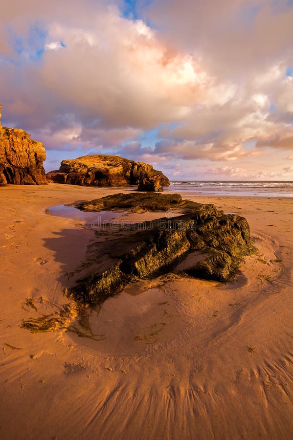Paisaje del mar, cielo azul del acantilado con las nubes imagen de archivo libre de regalías Paisaje del mar, cielo azul del acantilado con las nubes imagen de archivo libre de regalías