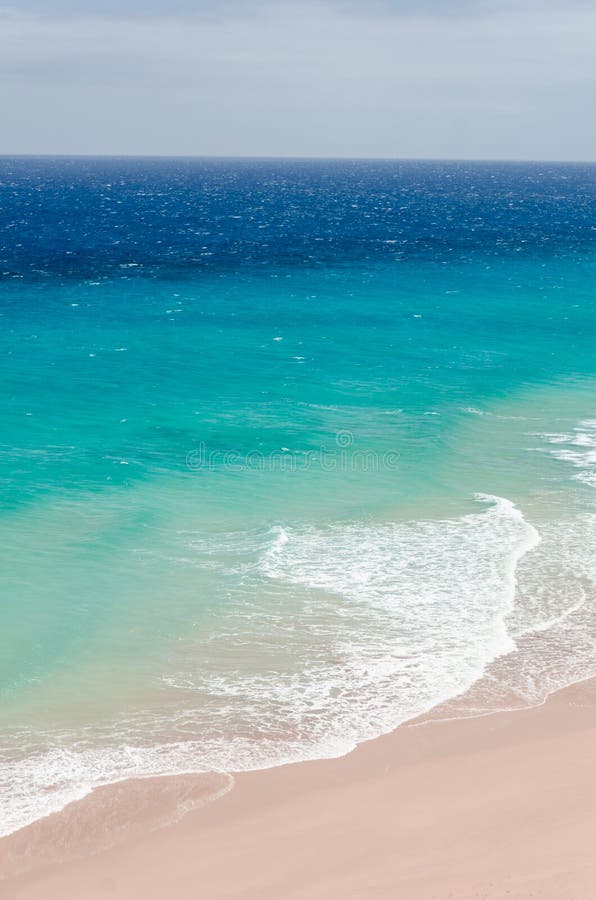 Paisaje del océano agua azul azul y profunda del ingenio del océano y de la playa fotos de archivo libres de regalías Paisaje del océano agua azul azul y profunda del ingenio del océano y de la playa fotos de archivo libres de regalías