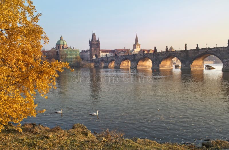 Paisaje del otoño con las vistas del puente de Charles en Praga fotografía de archivo Paisaje del otoño con las vistas del puente de Charles en Praga fotografía de archivo