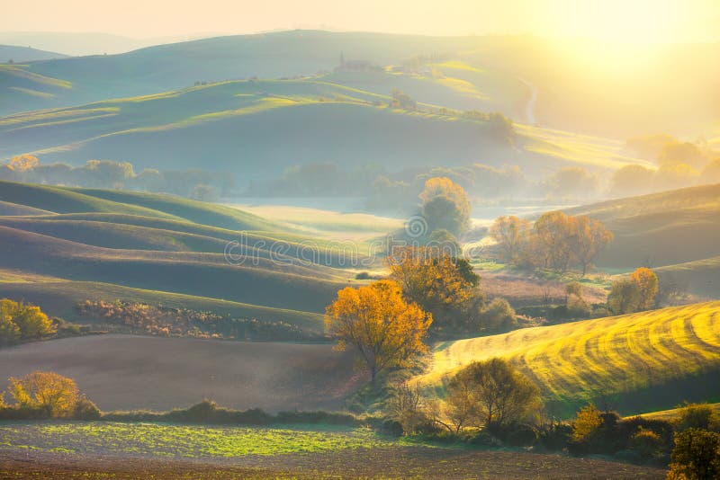 Paisaje del otoño de la mañana - temporada de otoño y sol imagen de archivo libre de regalías Paisaje del otoño de la mañana - temporada de otoño y sol imagen de archivo libre de regalías