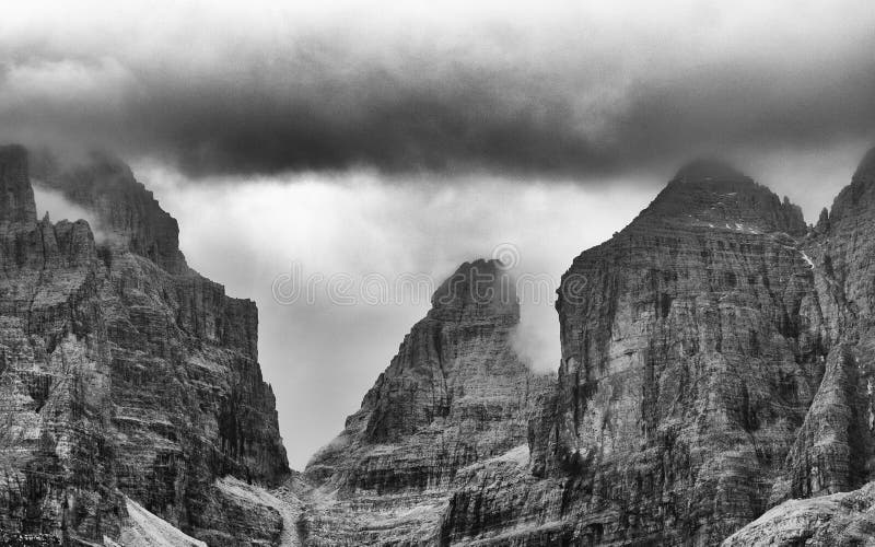 Paisaje del otoño en las dolomías de Brenta en un día de niebla fotos de archivo Paisaje del otoño en las dolomías de Brenta en un día de niebla fotos de archivo