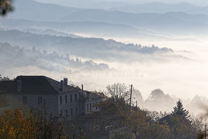 paisaje del otoño para arriba temprano con niebla en Zagorochoria, Epirus Grecia imágenes de archivo libres de regalías paisaje del otoño para arriba temprano con niebla en Zagorochoria, Epirus Grecia imágenes de archivo libres de regalías