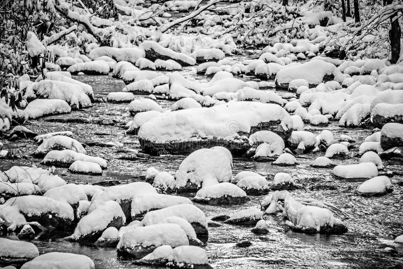 Paisaje del país de las maravillas del invierno a lo largo del río de la montaña imagen de archivo libre de regalías Paisaje del país de las maravillas del invierno a lo largo del río de la montaña imagen de archivo libre de regalías