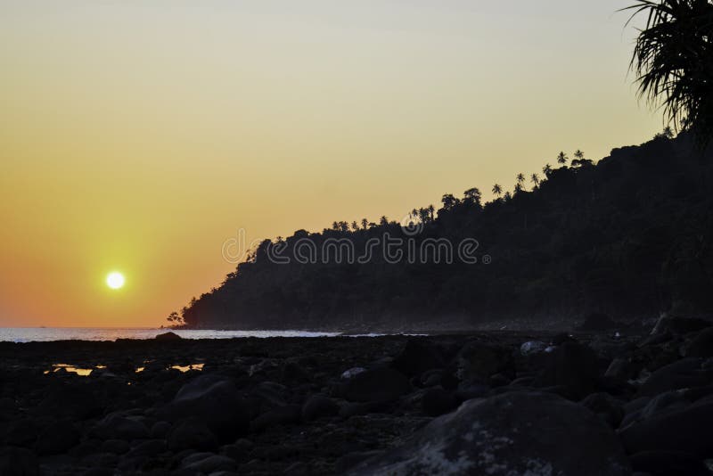 Paisaje del tiro tropical de la puesta del sol de la playa de la isla del paraíso Lampung, Indonesia imagen de archivo libre de regalías Paisaje del tiro tropical de la puesta del sol de la playa de la isla del paraíso Lampung, Indonesia imagen de archivo libre de regalías