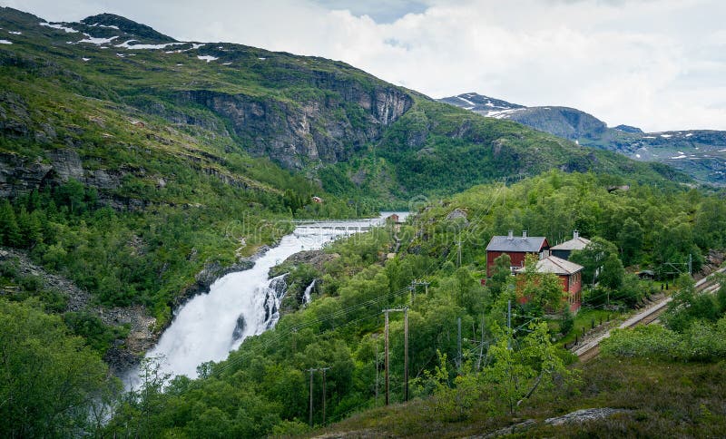 Paisaje del valle de la cascada de Kjosfossen imagen de archivo Paisaje del valle de la cascada de Kjosfossen imagen de archivo