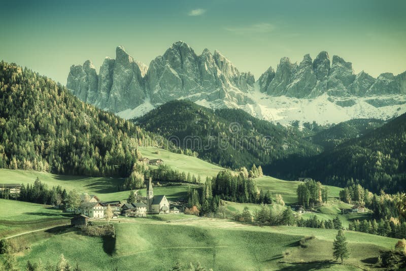 Paisaje del vintage con las montañas imagenes de archivo Paisaje del vintage con las montañas imagenes de archivo