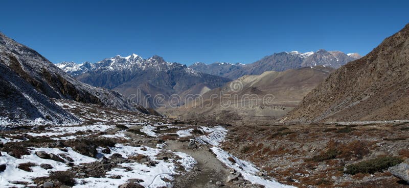 Paisaje en la manera del paso del La de Thorung a Muktinath fotografía de archivo Paisaje en la manera del paso del La de Thorung a Muktinath fotografía de archivo
