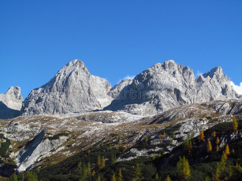 Paisaje en las montañas de las montañas, Marmarole, picos rocosos del otoño imagen de archivo libre de regalías Paisaje en las montañas de las montañas, Marmarole, picos rocosos del otoño imagen de archivo libre de regalías