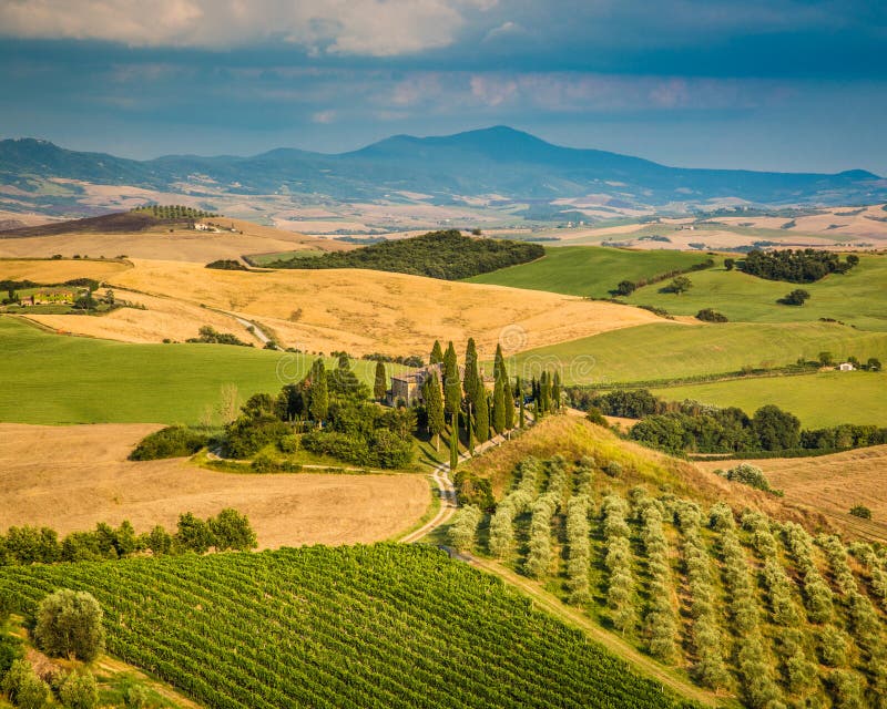 Paisaje escénico de Toscana en la puesta del sol, d'Orcia de Val, Italia imágenes de archivo libres de regalías Paisaje escénico de Toscana en la puesta del sol, d'Orcia de Val, Italia imágenes de archivo libres de regalías