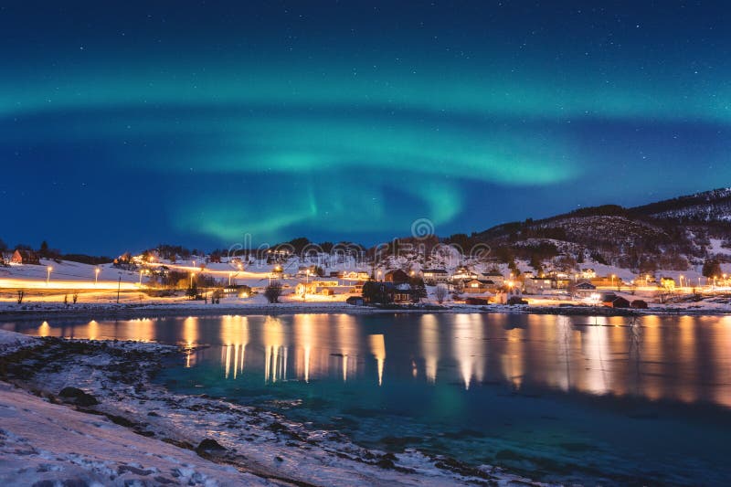 Paisaje escénico del invierno con la aurora boreal, aurora borealis en el cielo nocturno, islas de Lofoten, Noruega foto de archivo Paisaje escénico del invierno con la aurora boreal, aurora borealis en el cielo nocturno, islas de Lofoten, Noruega foto de archivo