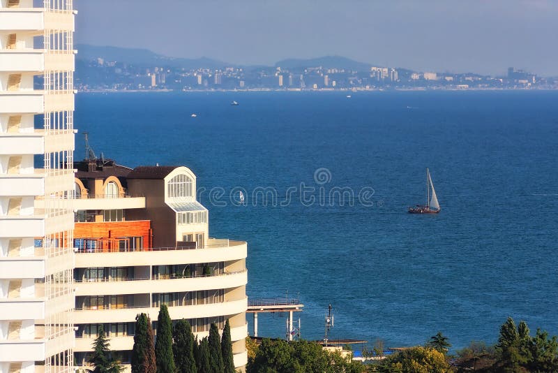 Paisaje escénico hermoso del verano de la costa del Mar Negro en la ciudad de Sochi La visión aérea con los hoteles y una navegac fotos de archivo libres de regalías