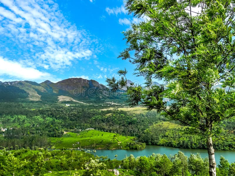 Paisaje hermoso con el bosque y el río salvajes de Periyar, Kerala, la India fotografía de archivo libre de regalías Paisaje hermoso con el bosque y el río salvajes de Periyar, Kerala, la India fotografía de archivo libre de regalías