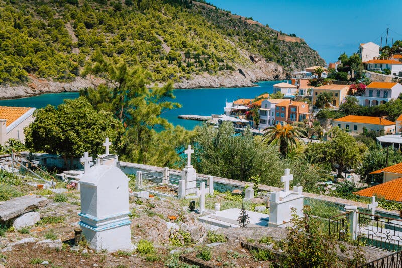 Paisaje hermoso con el cementerio viejo cerca de la ciudad pintoresca Assos, Kefalonia, Grecia Lugares encantadores que sorprende fotografía de archivo Paisaje hermoso con el cementerio viejo cerca de la ciudad pintoresca Assos, Kefalonia, Grecia Lugares encantadores que sorprende fotografía de archivo