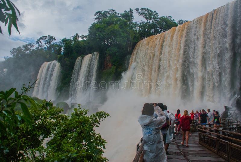 Paisaje hermoso con la cascada Cascadas de Iguazu, la Argentina Sitio del patrimonio mundial de la UNESCO imagen de archivo libre de regalías Paisaje hermoso con la cascada Cascadas de Iguazu, la Argentina Sitio del patrimonio mundial de la UNESCO imagen de archivo libre de regalías