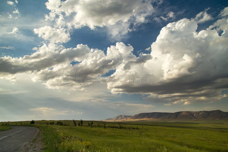 Paisaje hermoso con las nubes en el cielo imágenes de archivo libres de regalías Paisaje hermoso con las nubes en el cielo imágenes de archivo libres de regalías