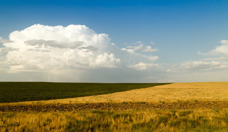 Paisaje hermoso con las nubes en el cielo foto de archivo libre de regalías Paisaje hermoso con las nubes en el cielo foto de archivo libre de regalías