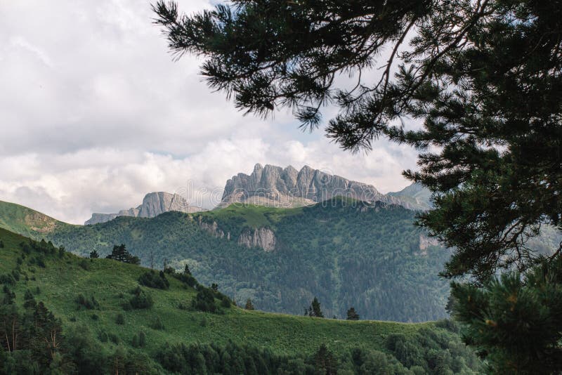 Paisaje hermoso de la montaña del verano con nubes y un día soleado imagen de archivo Paisaje hermoso de la montaña del verano con nubes y un día soleado imagen de archivo