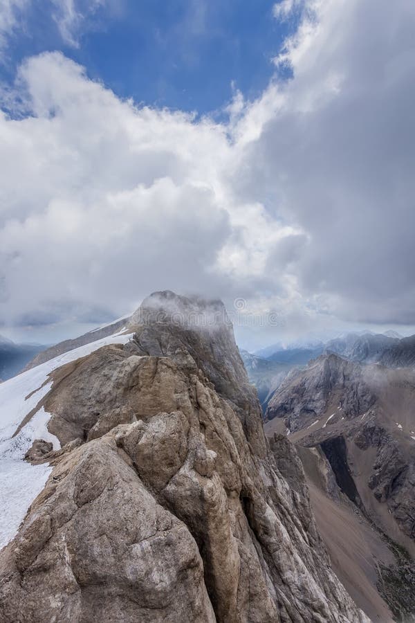 Paisaje hermoso de la montaña en las dolomías imagen de archivo libre de regalías Paisaje hermoso de la montaña en las dolomías imagen de archivo libre de regalías