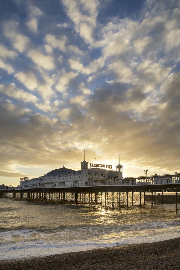 Paisaje hermoso de la puesta del sol del invierno de Brighton Pier en el sur foto de archivo Paisaje hermoso de la puesta del sol del invierno de Brighton Pier en el sur foto de archivo